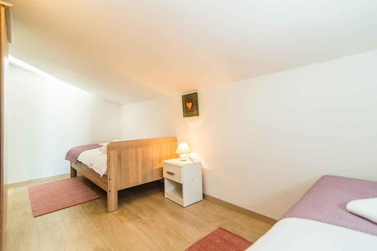 Apartments Dino ポレッチ エクステリア 写真